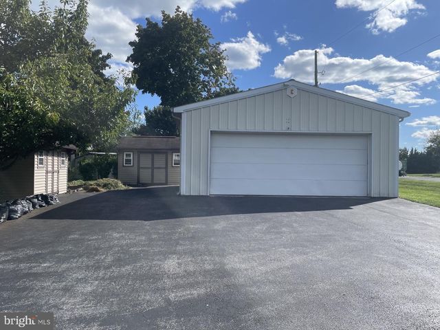 4574 E BERLIN RD, Thomasville, PA 17364