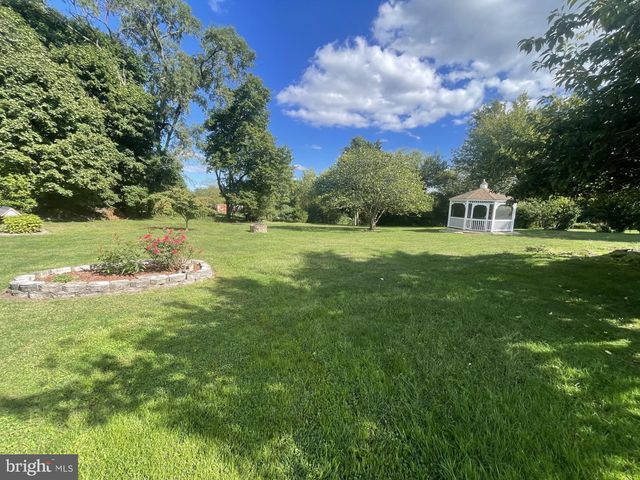 4574 E BERLIN RD, Thomasville, PA 17364