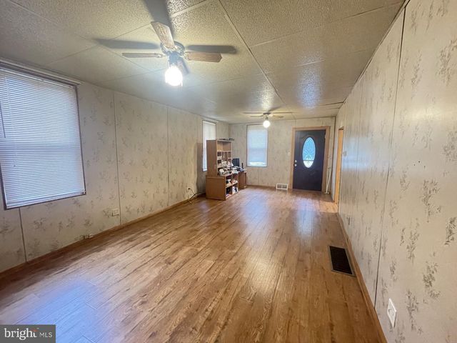 4574 E BERLIN RD, Thomasville, PA 17364