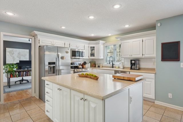 1024 Tamberwood Trail, Woodbury, MN 55125