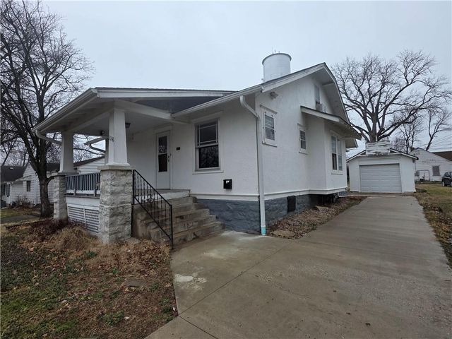 1106 Pacific Avenue, Osawatomie, KS 66064