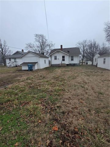1106 Pacific Avenue, Osawatomie, KS 66064