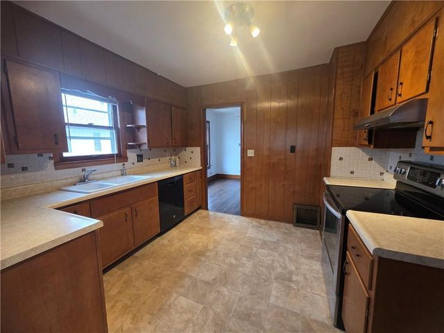 1106 Pacific Avenue, Osawatomie, KS 66064