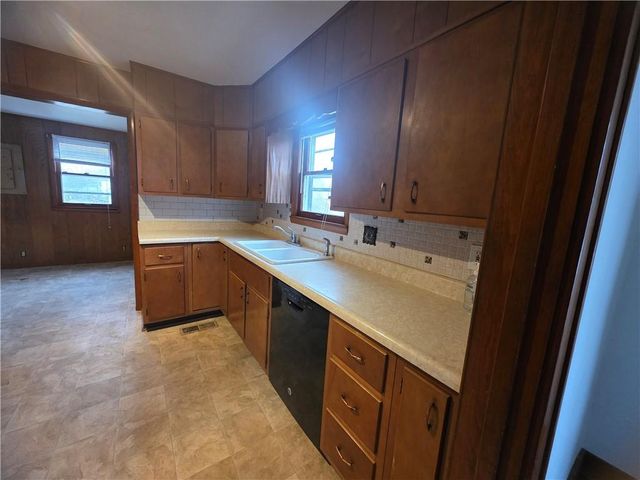 1106 Pacific Avenue, Osawatomie, KS 66064