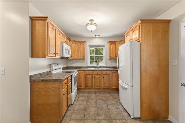 48 Davis St, Taunton, MA 02780