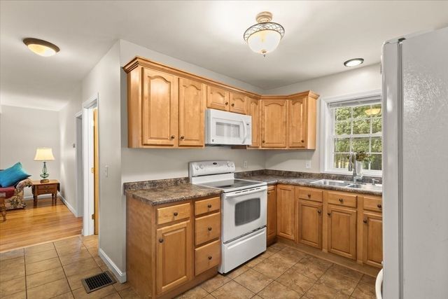 48 Davis St, Taunton, MA 02780