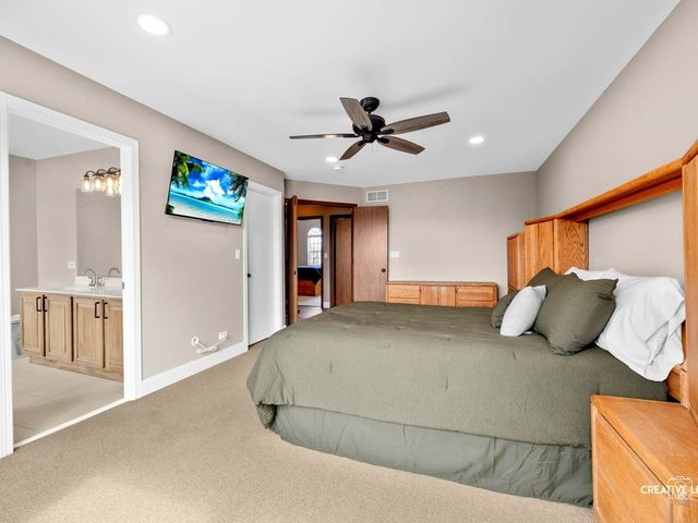 1524 W Mooseheart Road, North Aurora, IL 60542