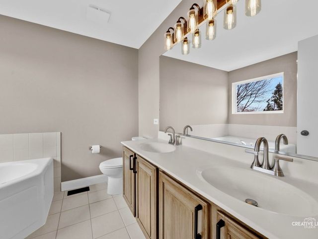 1524 W Mooseheart Road, North Aurora, IL 60542