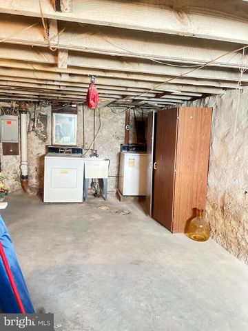 1061 EDGEMORE RD, Philadelphia, PA 19151