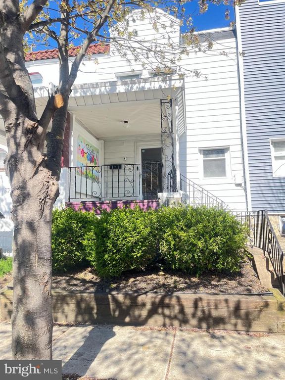 1061 EDGEMORE RD, Philadelphia, PA 19151