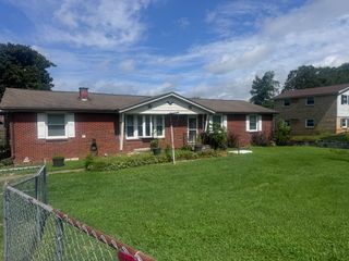 502 Woodbury Dr, Clarksville, TN 37042
