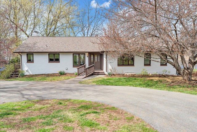 957 Lakemount DR, Moneta, VA 24121