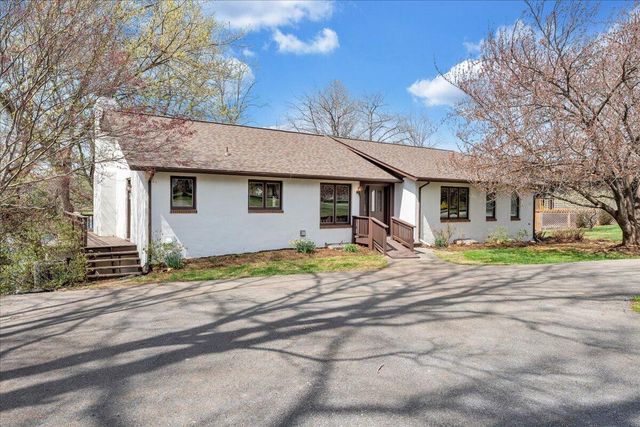 957 Lakemount DR, Moneta, VA 24121