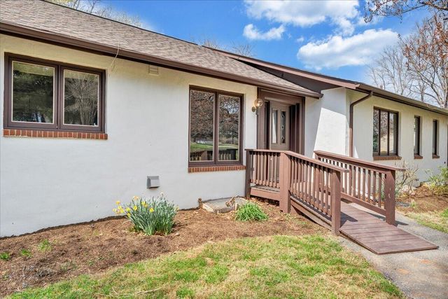 957 Lakemount DR, Moneta, VA 24121