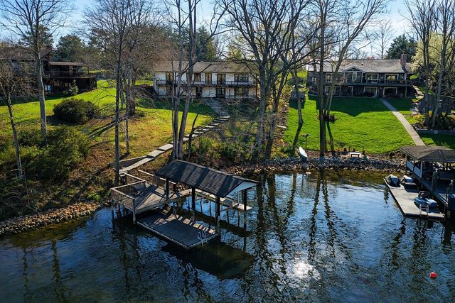 957 Lakemount DR, Moneta, VA 24121