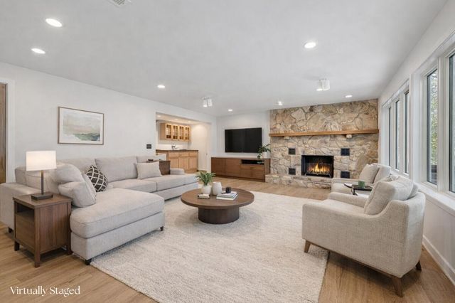 957 Lakemount DR, Moneta, VA 24121