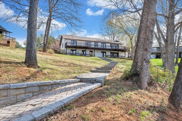 957 Lakemount DR, Moneta, VA 24121