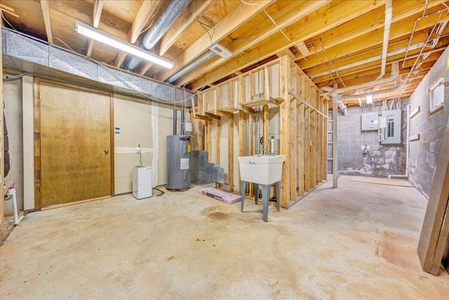 957 Lakemount DR, Moneta, VA 24121