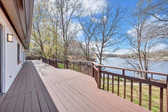 957 Lakemount DR, Moneta, VA 24121