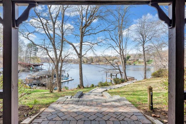 957 Lakemount DR, Moneta, VA 24121