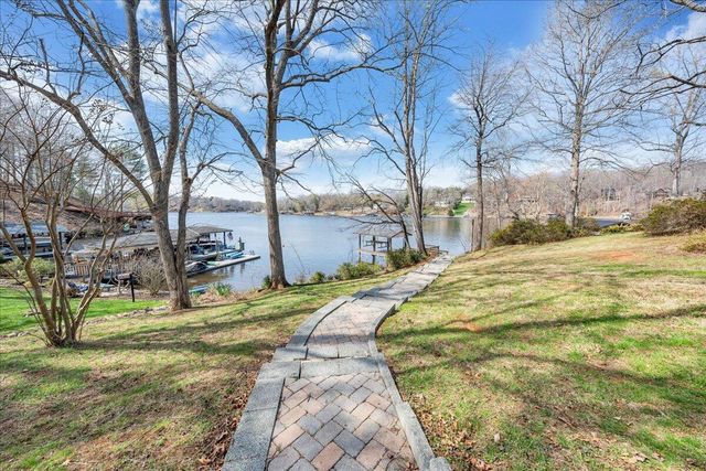 957 Lakemount DR, Moneta, VA 24121