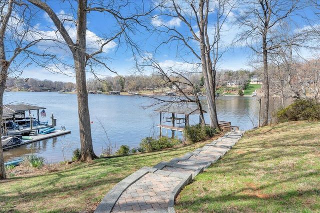 957 Lakemount DR, Moneta, VA 24121