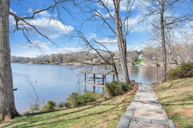 957 Lakemount DR, Moneta, VA 24121