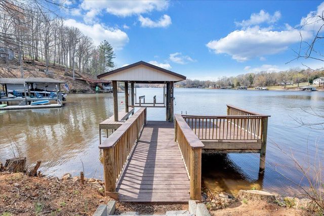 957 Lakemount DR, Moneta, VA 24121