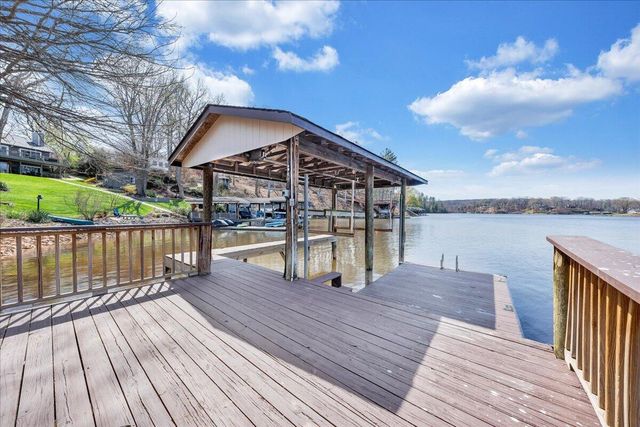 957 Lakemount DR, Moneta, VA 24121