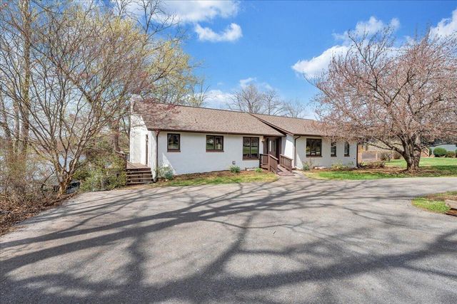 957 Lakemount DR, Moneta, VA 24121