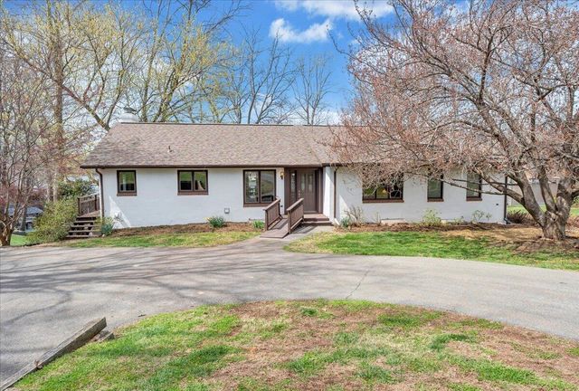 957 Lakemount DR, Moneta, VA 24121