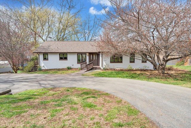 957 Lakemount DR, Moneta, VA 24121