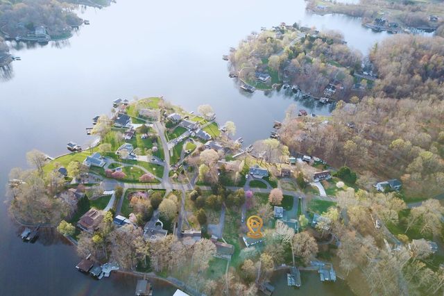 957 Lakemount DR, Moneta, VA 24121