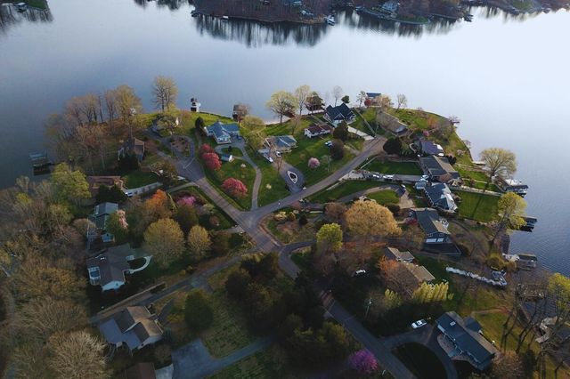 957 Lakemount DR, Moneta, VA 24121