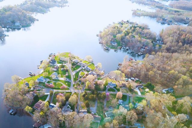 957 Lakemount DR, Moneta, VA 24121