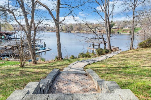 957 Lakemount DR, Moneta, VA 24121