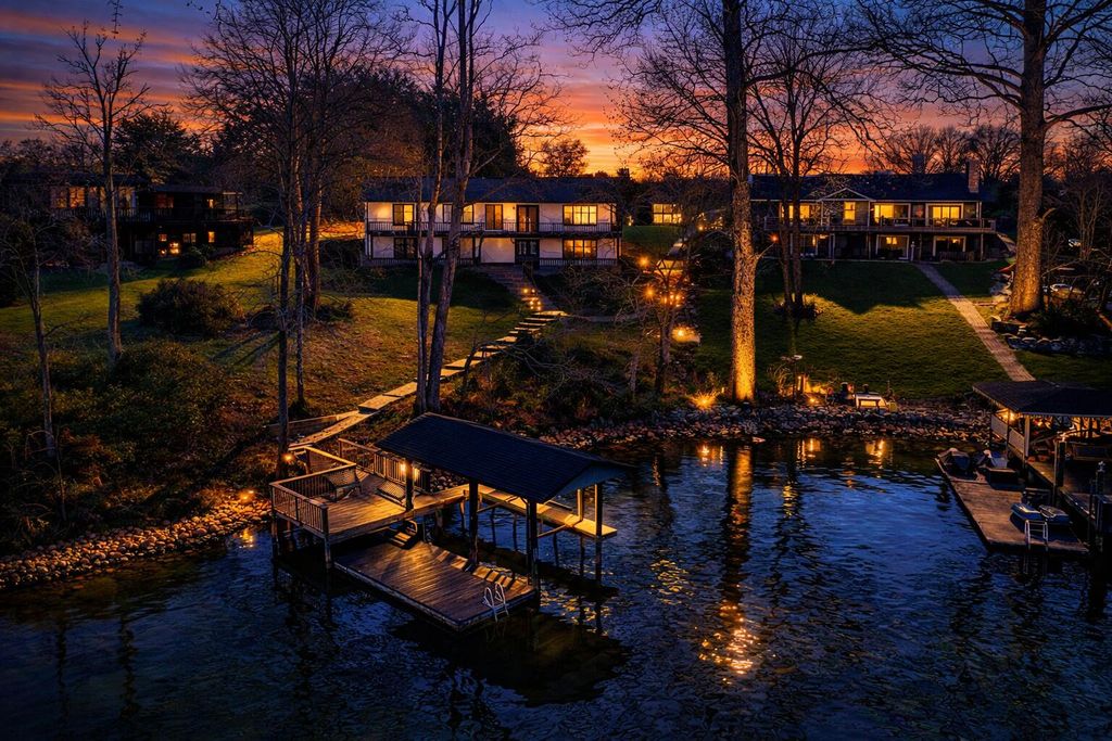 957 Lakemount DR, Moneta, VA 24121