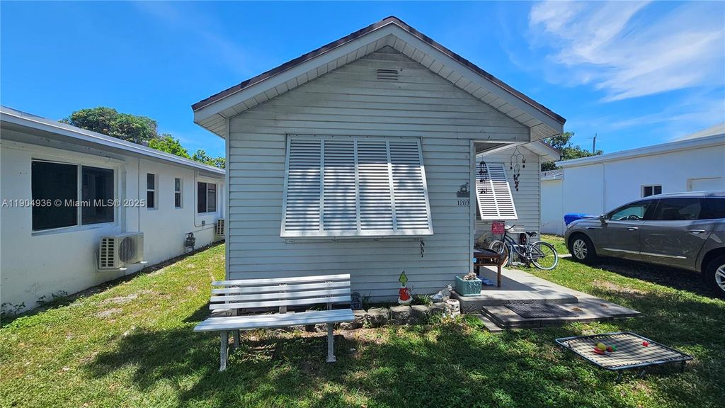 1209 N 17th Ct, Hollywood, FL 33020