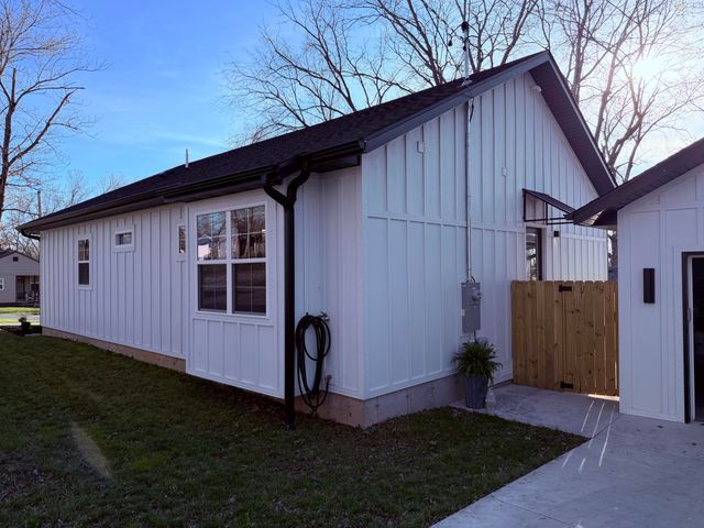 205 S 3rd Avenue, Ozark, MO 65721