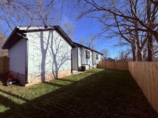 205 S 3rd Avenue, Ozark, MO 65721