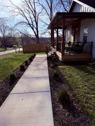 205 S 3rd Avenue, Ozark, MO 65721