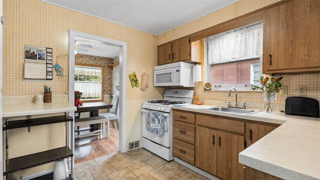 3921 W Run Rd, Munhall, PA 15120