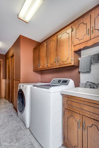 8636 W 98th Place, Palos Hills, IL 60465
