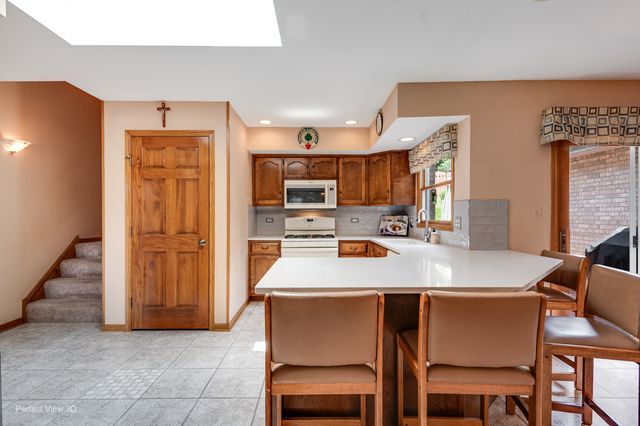8636 W 98th Place, Palos Hills, IL 60465