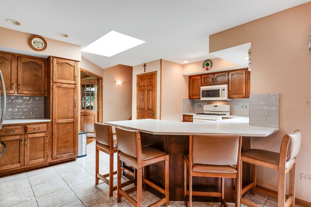 8636 W 98th Place, Palos Hills, IL 60465