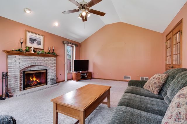 8636 W 98th Place, Palos Hills, IL 60465