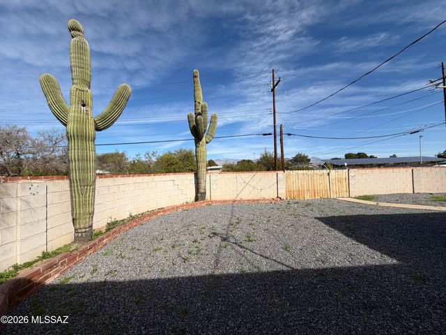 8271 E Kenyon Drive, Tucson, AZ 85710