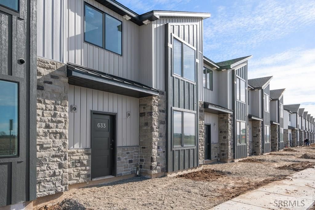 Image 2 of property listing at 763 Curlew Drive, Ammon, ID 83401