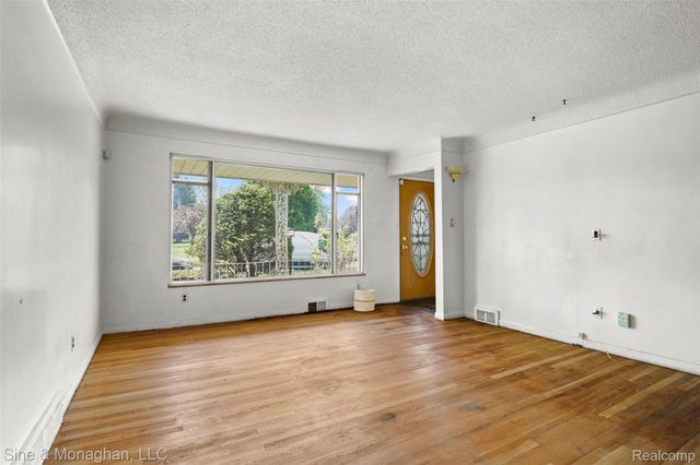 14302 Winston Avenue, Redford Charter Township, MI 48239