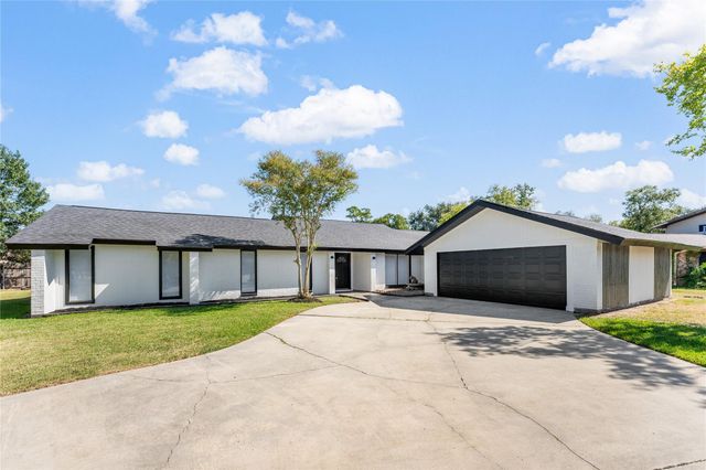 3203 Lazy Pine Lane, La Porte, TX 77571